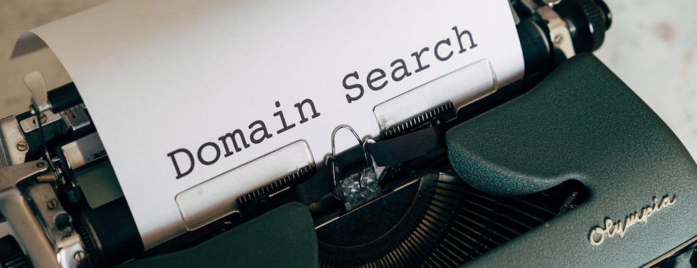 papir na kome piše domain search u pisaćoj mašini